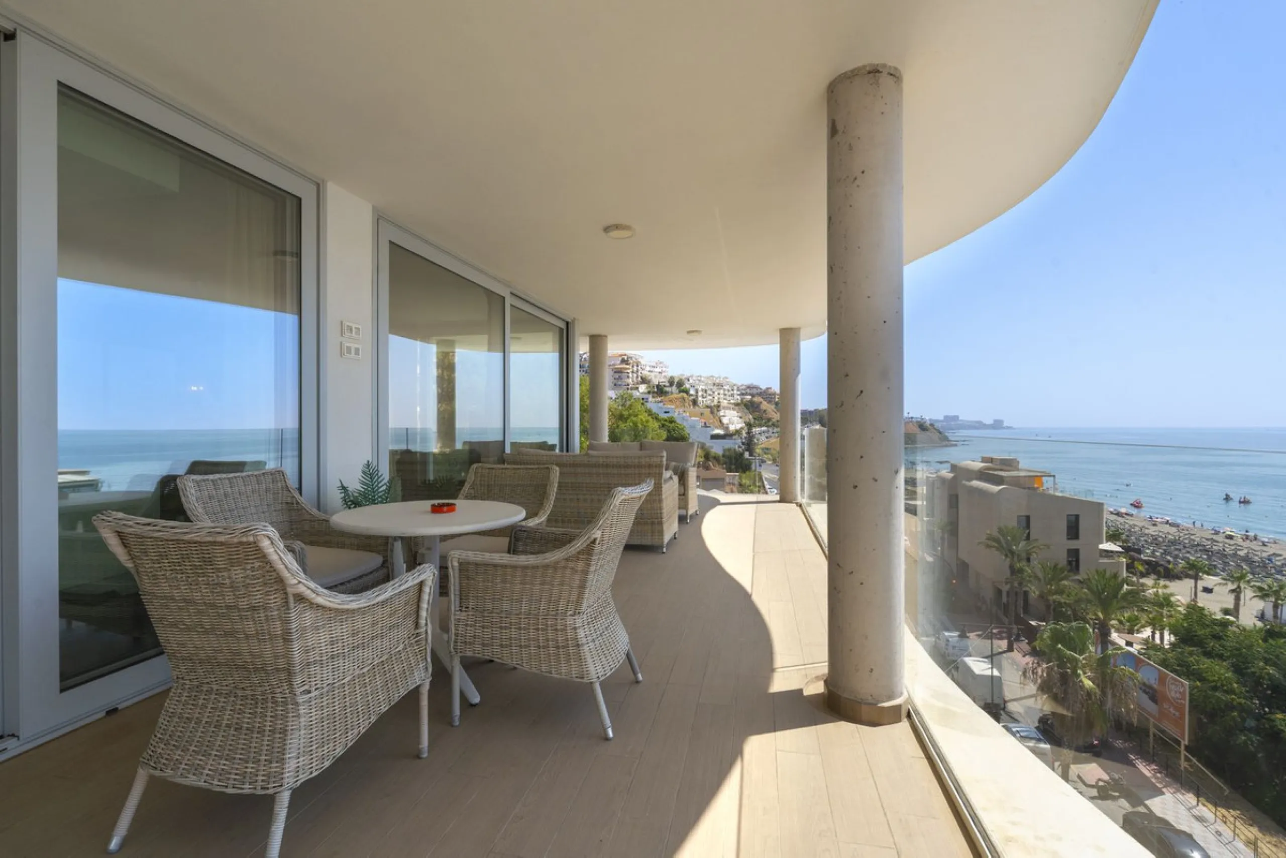 A contemporary penthouse with sweeping sea views, set just above the beach and promenade in Carvajal, Fuengirola. Designed with clean lines and generous outdoor space, it offers both modern comfort and a coastal lifestyle to enjoy all year.