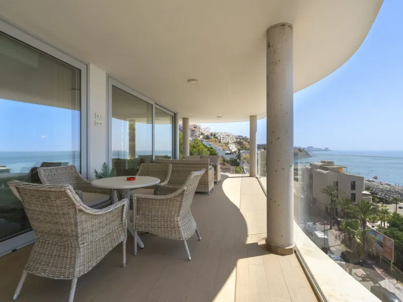 A contemporary penthouse with sweeping sea views, set just above the beach and promenade in Carvajal, Fuengirola. Designed with clean lines and generous outdoor space, it offers both modern comfort and a coastal lifestyle to enjoy all year.