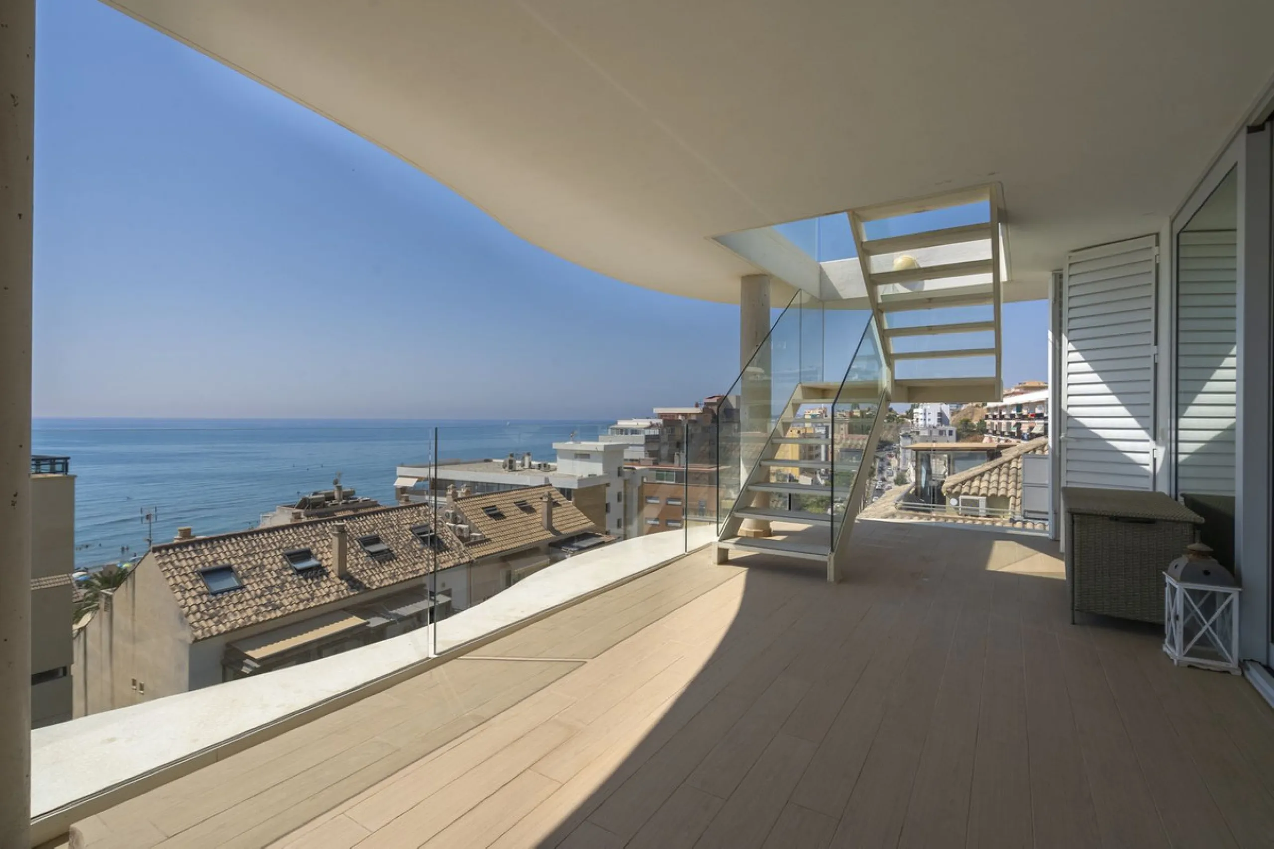 A contemporary penthouse with sweeping sea views, set just above the beach and promenade in Carvajal, Fuengirola. Designed with clean lines and generous outdoor space, it offers both modern comfort and a coastal lifestyle to enjoy all year.