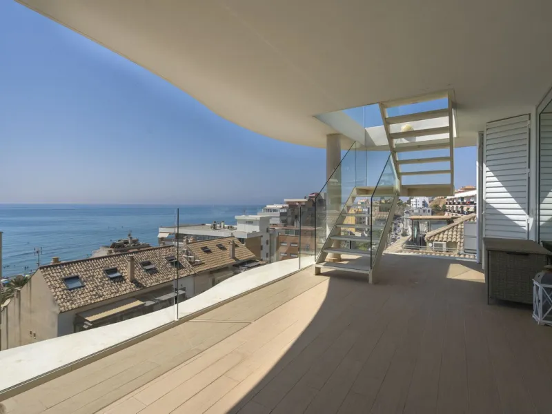 A contemporary penthouse with sweeping sea views, set just above the beach and promenade in Carvajal, Fuengirola. Designed with clean lines and generous outdoor space, it offers both modern comfort and a coastal lifestyle to enjoy all year.