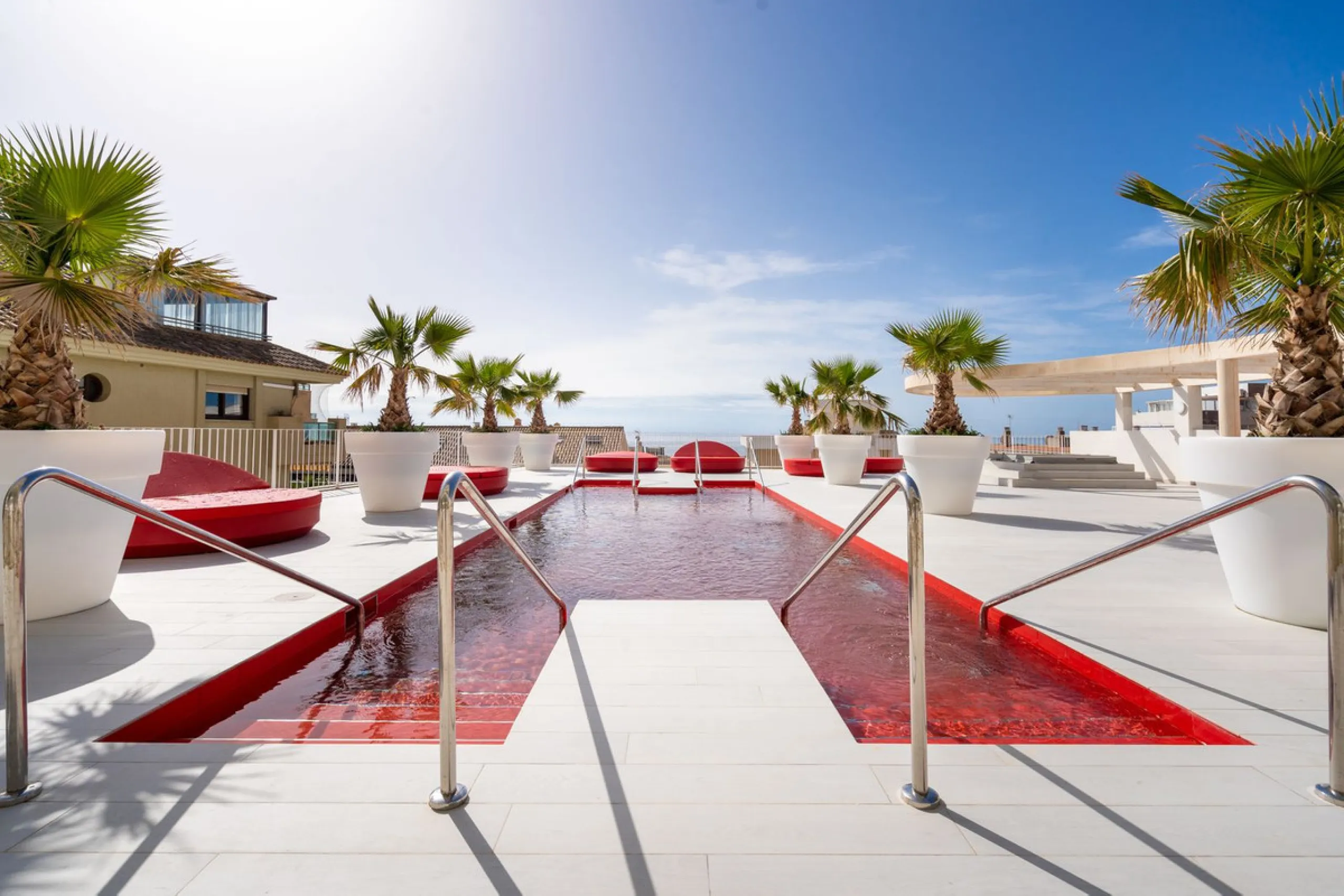 A contemporary penthouse with sweeping sea views, set just above the beach and promenade in Carvajal, Fuengirola. Designed with clean lines and generous outdoor space, it offers both modern comfort and a coastal lifestyle to enjoy all year.