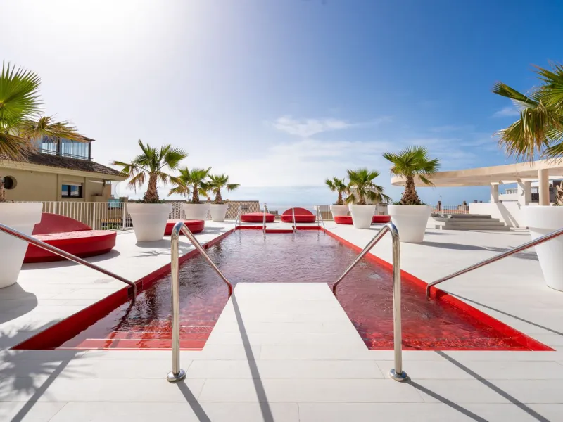 A contemporary penthouse with sweeping sea views, set just above the beach and promenade in Carvajal, Fuengirola. Designed with clean lines and generous outdoor space, it offers both modern comfort and a coastal lifestyle to enjoy all year.
