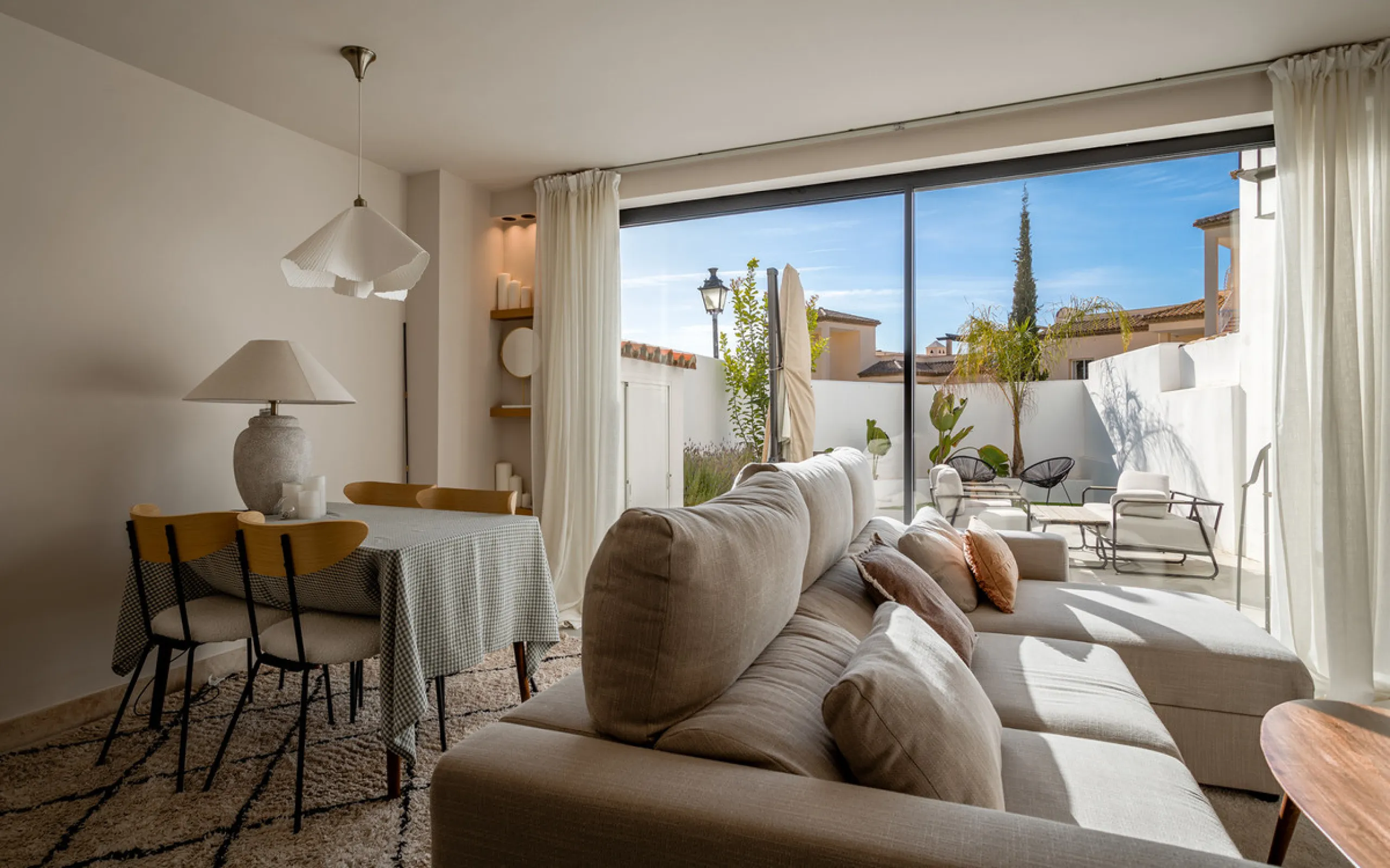 House - Townhouse в продаже в Marbella, Málaga. В доме 2 спален и 2 ванных комнат. Площадь дома 140 м²