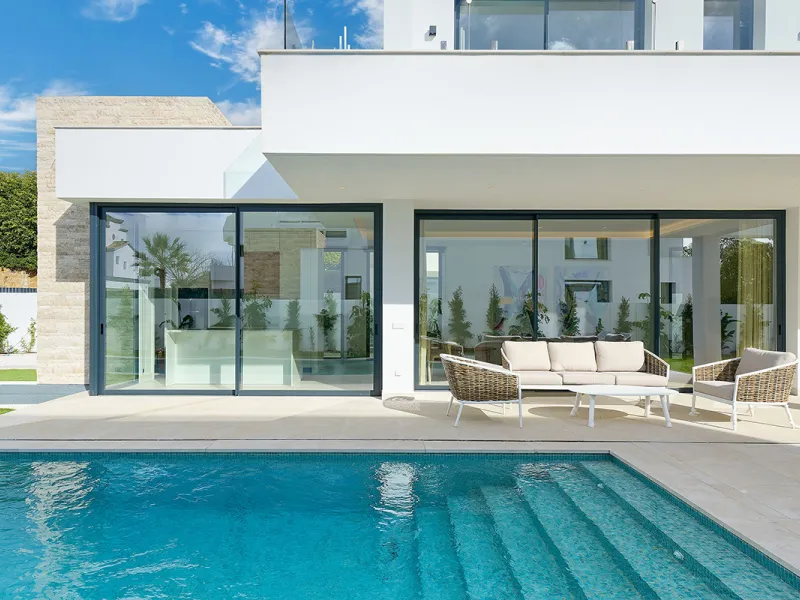 Located in the established residential area of Monte Biarritz, these two contemporary neighbouring villas offer modern Mediterranean living in a quiet yet highly connected setting between Marbella and Estepona. Designed with clean architectural lines and 