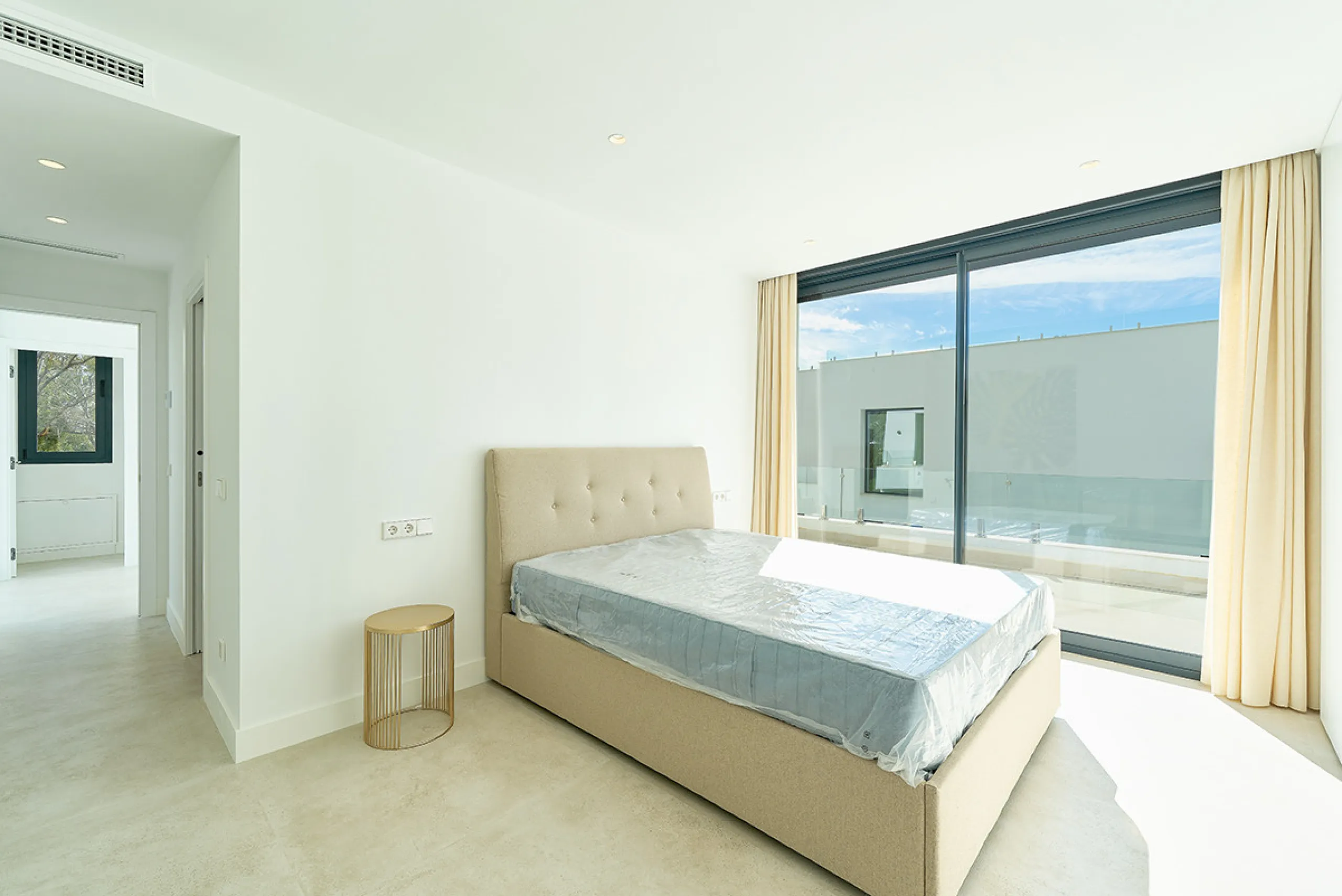 Located in the established residential area of Monte Biarritz, these two contemporary neighbouring villas offer modern Mediterranean living in a quiet yet highly connected setting between Marbella and Estepona. Designed with clean architectural lines and 