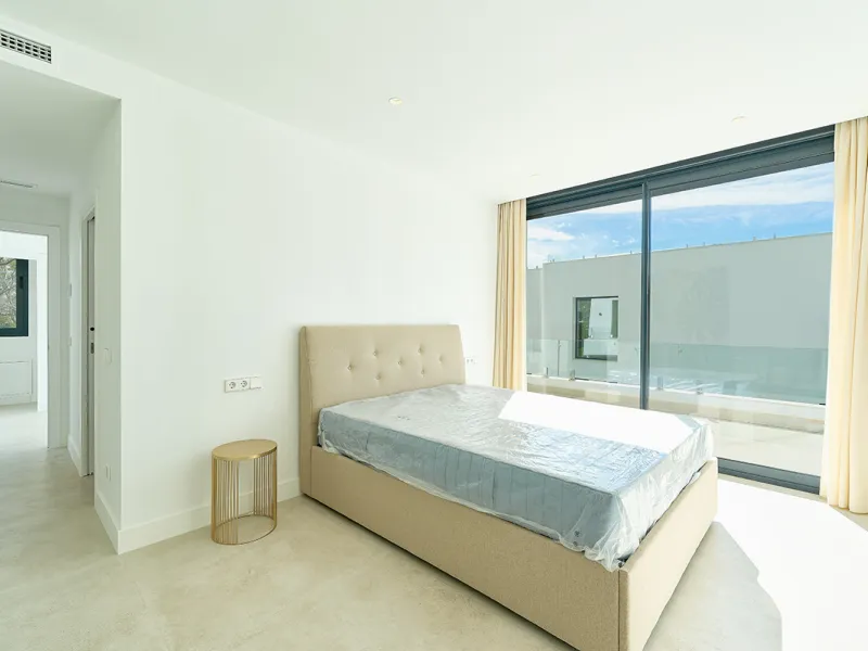 Located in the established residential area of Monte Biarritz, these two contemporary neighbouring villas offer modern Mediterranean living in a quiet yet highly connected setting between Marbella and Estepona. Designed with clean architectural lines and 