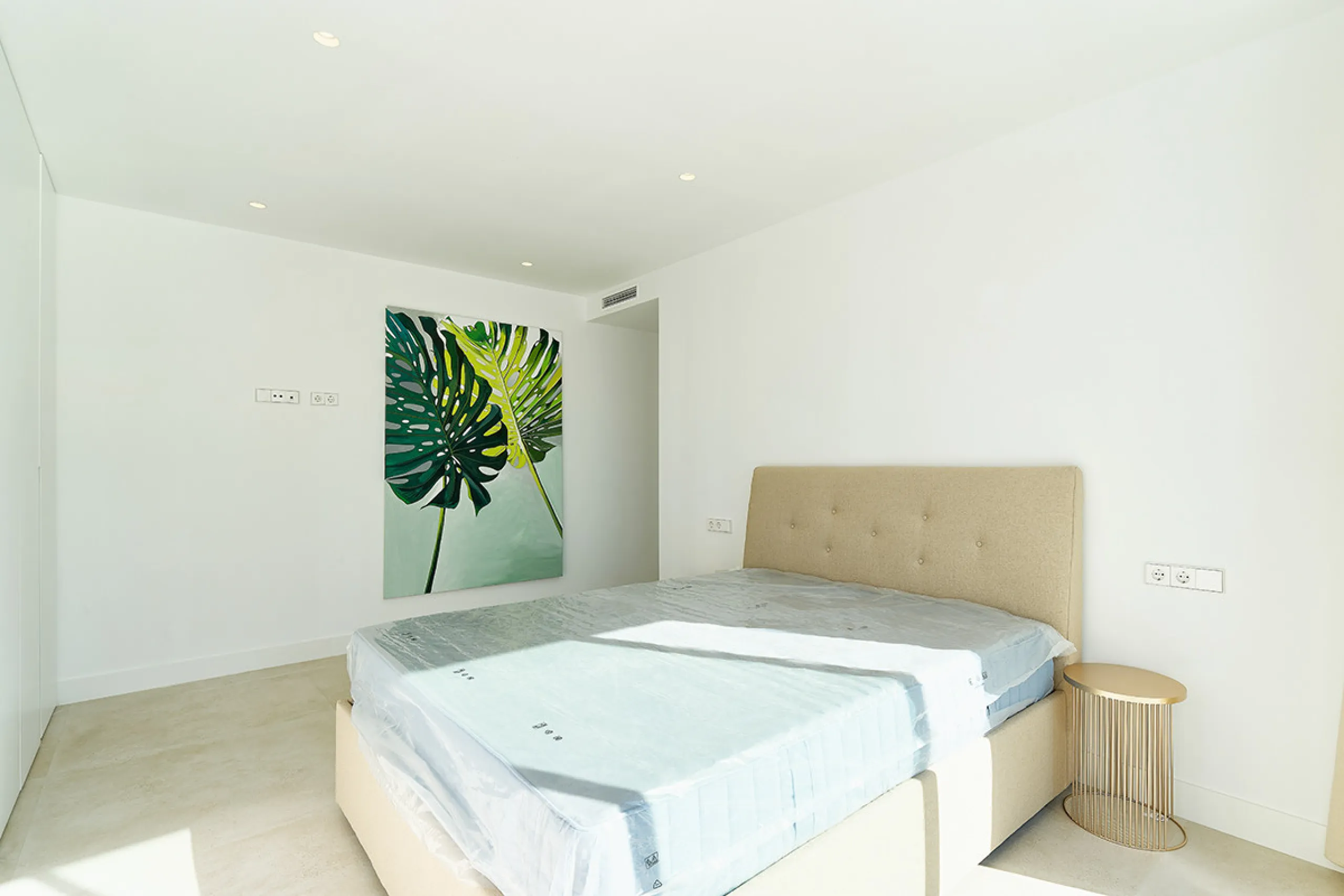 Located in the established residential area of Monte Biarritz, these two contemporary neighbouring villas offer modern Mediterranean living in a quiet yet highly connected setting between Marbella and Estepona. Designed with clean architectural lines and 