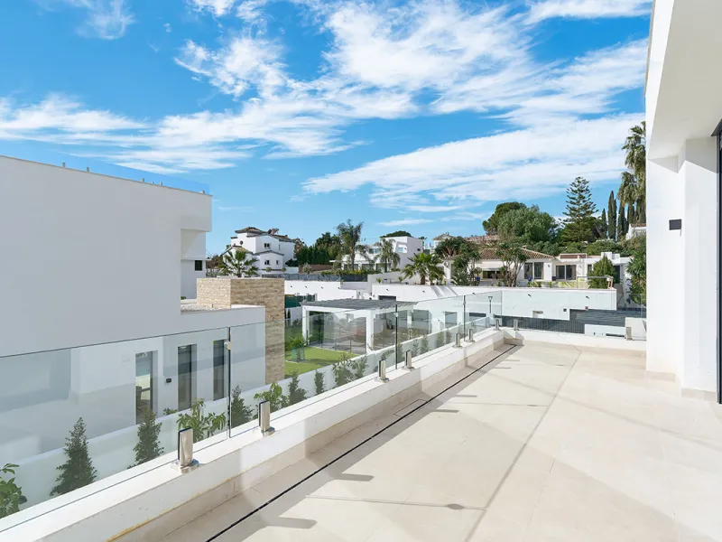 Located in the established residential area of Monte Biarritz, these two contemporary neighbouring villas offer modern Mediterranean living in a quiet yet highly connected setting between Marbella and Estepona. Designed with clean architectural lines and 