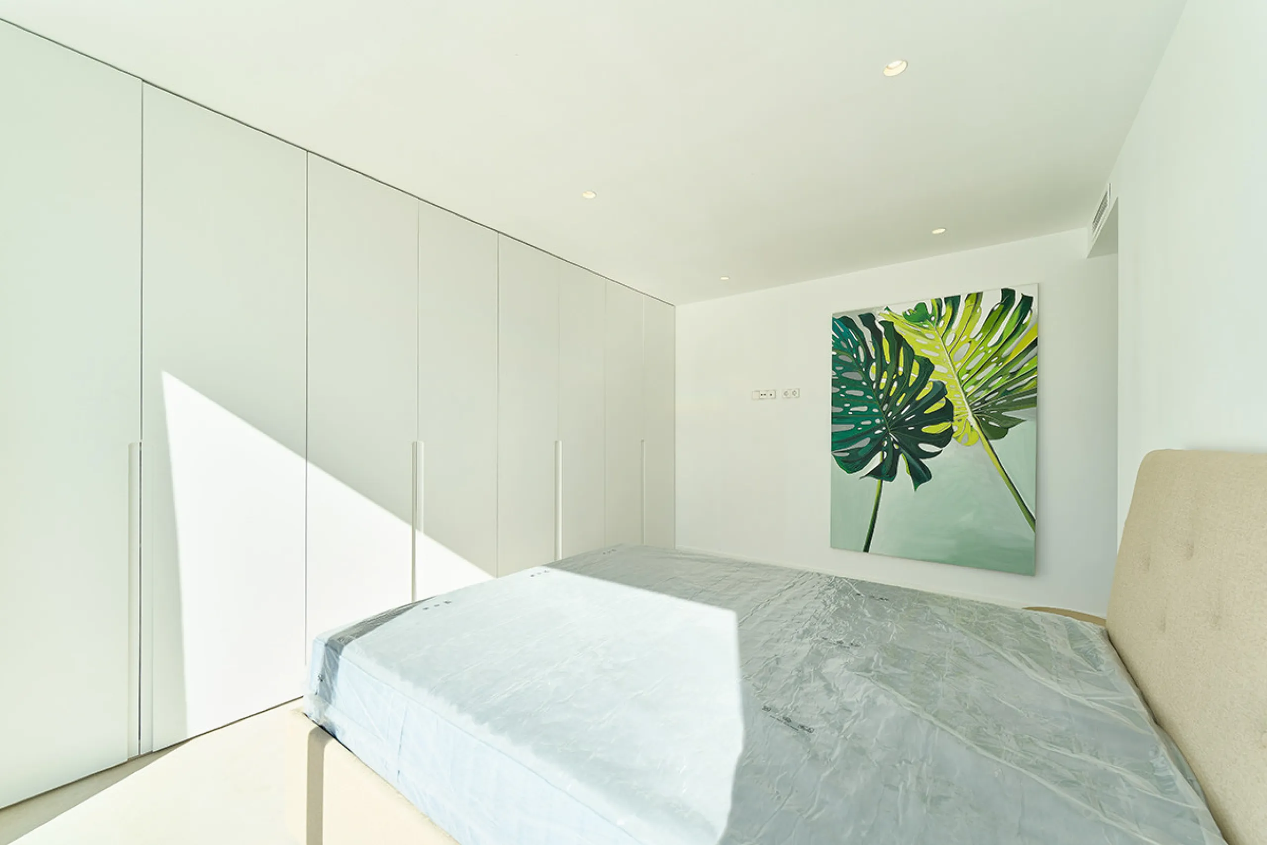 Located in the established residential area of Monte Biarritz, these two contemporary neighbouring villas offer modern Mediterranean living in a quiet yet highly connected setting between Marbella and Estepona. Designed with clean architectural lines and 
