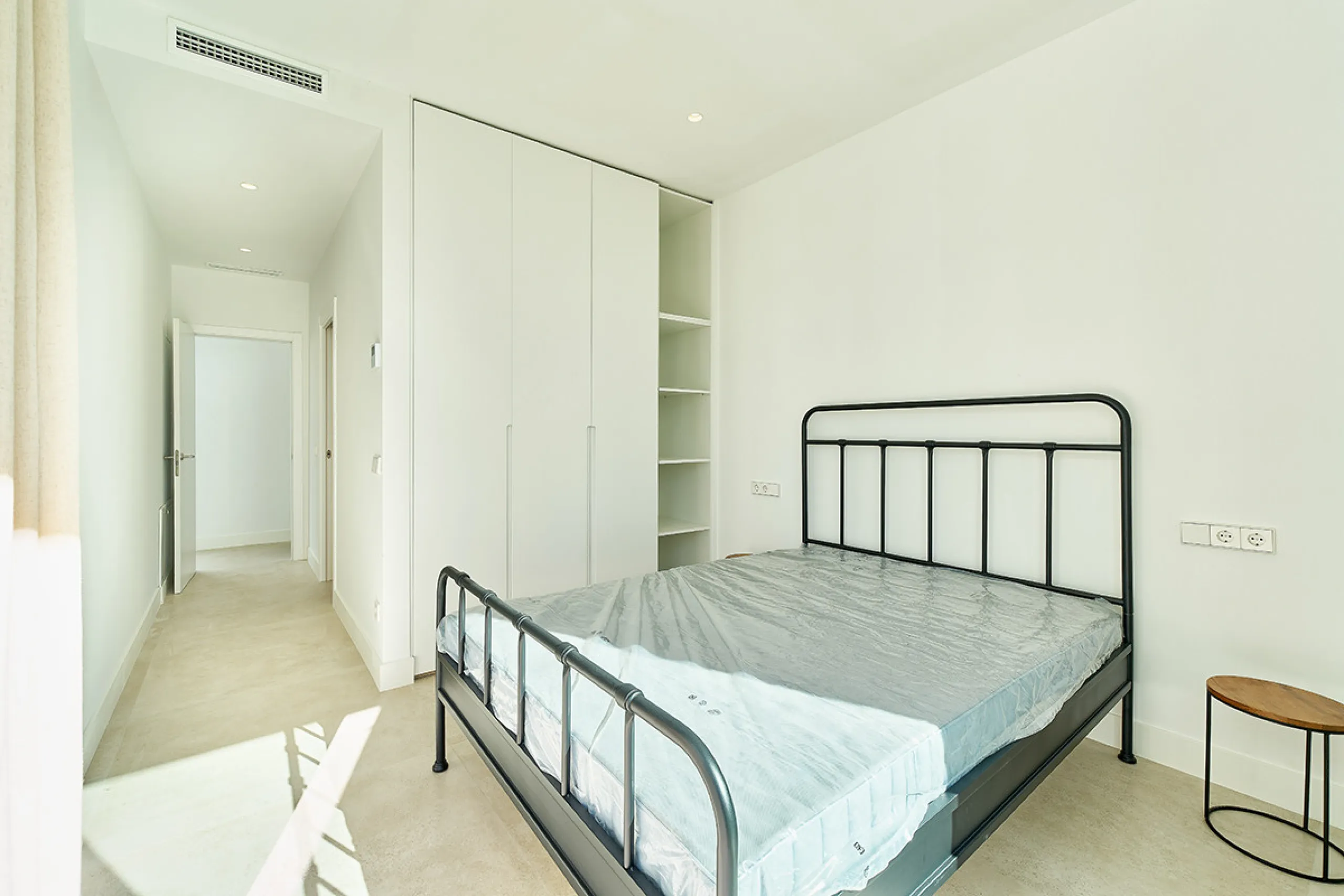 Located in the established residential area of Monte Biarritz, these two contemporary neighbouring villas offer modern Mediterranean living in a quiet yet highly connected setting between Marbella and Estepona. Designed with clean architectural lines and 