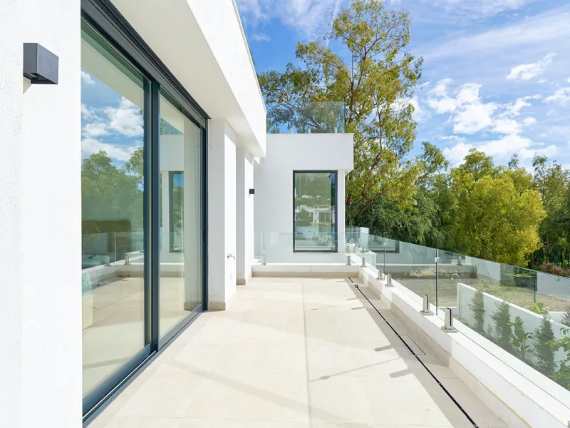Located in the established residential area of Monte Biarritz, these two contemporary neighbouring villas offer modern Mediterranean living in a quiet yet highly connected setting between Marbella and Estepona. Designed with clean architectural lines and 