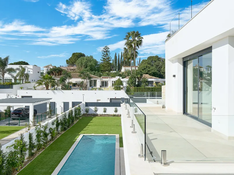Located in the established residential area of Monte Biarritz, these two contemporary neighbouring villas offer modern Mediterranean living in a quiet yet highly connected setting between Marbella and Estepona. Designed with clean architectural lines and 