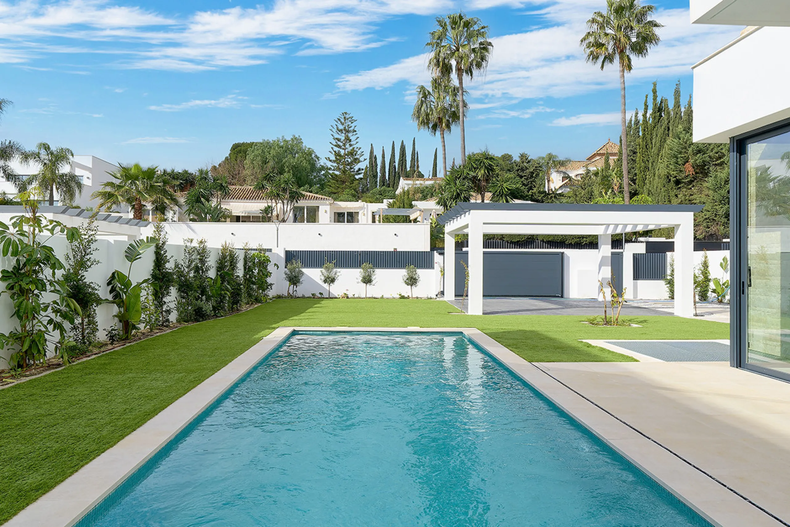 Located in the established residential area of Monte Biarritz, these two contemporary neighbouring villas offer modern Mediterranean living in a quiet yet highly connected setting between Marbella and Estepona. Designed with clean architectural lines and 
