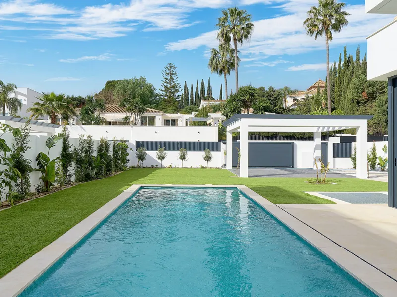 Located in the established residential area of Monte Biarritz, these two contemporary neighbouring villas offer modern Mediterranean living in a quiet yet highly connected setting between Marbella and Estepona. Designed with clean architectural lines and 
