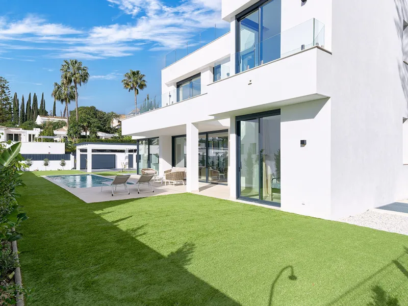 Located in the established residential area of Monte Biarritz, these two contemporary neighbouring villas offer modern Mediterranean living in a quiet yet highly connected setting between Marbella and Estepona. Designed with clean architectural lines and 
