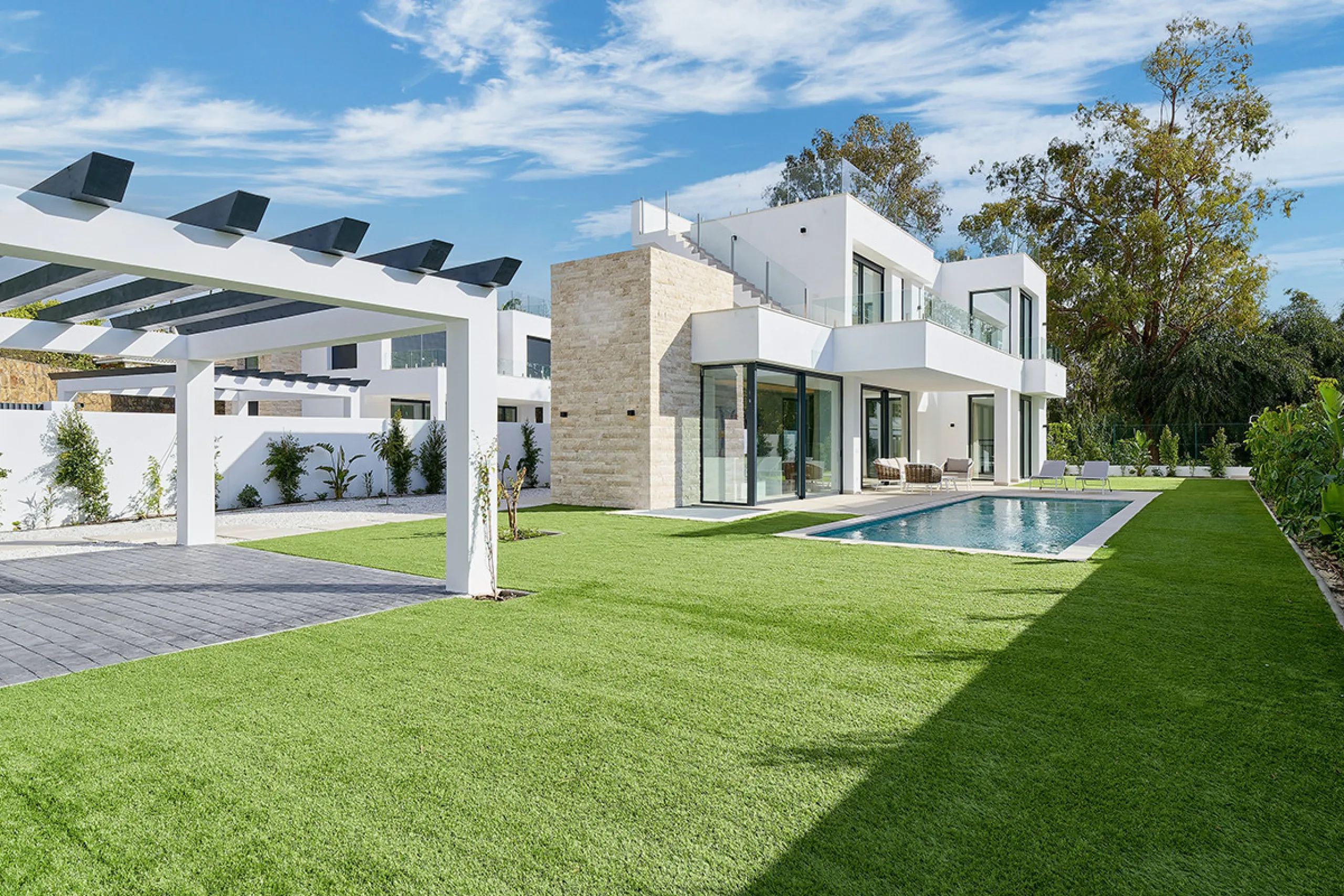 Located in the established residential area of Monte Biarritz, these two contemporary neighbouring villas offer modern Mediterranean living in a quiet yet highly connected setting between Marbella and Estepona. Designed with clean architectural lines and 
