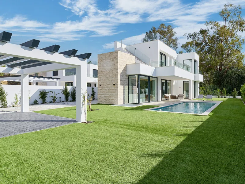 Located in the established residential area of Monte Biarritz, these two contemporary neighbouring villas offer modern Mediterranean living in a quiet yet highly connected setting between Marbella and Estepona. Designed with clean architectural lines and 
