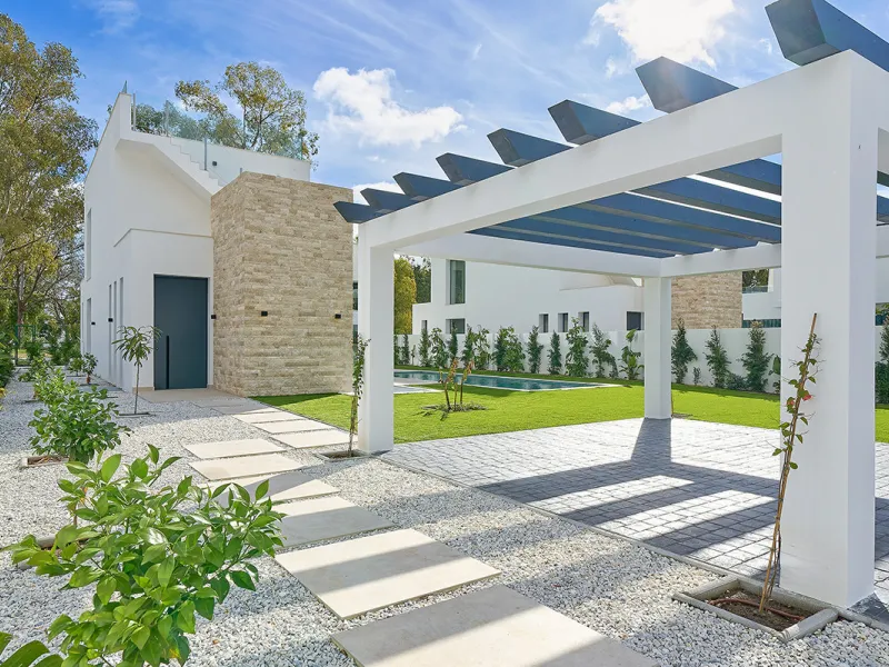 Located in the established residential area of Monte Biarritz, these two contemporary neighbouring villas offer modern Mediterranean living in a quiet yet highly connected setting between Marbella and Estepona. Designed with clean architectural lines and 