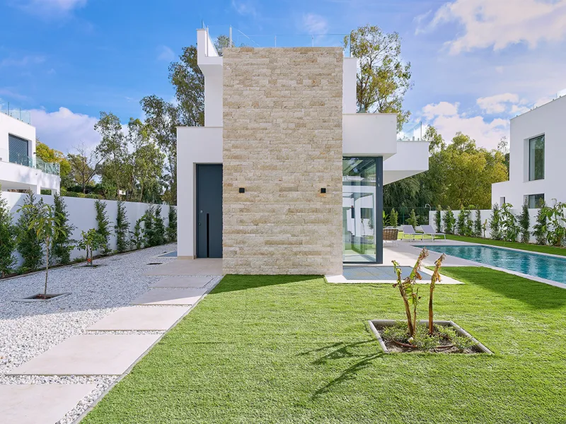 Located in the established residential area of Monte Biarritz, these two contemporary neighbouring villas offer modern Mediterranean living in a quiet yet highly connected setting between Marbella and Estepona. Designed with clean architectural lines and 