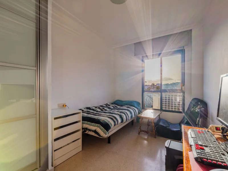 Apartment - Penthouse в продаже в Málaga, Málaga. В доме 3 спален и 1 ванных комнат. Площадь дома 83 м²