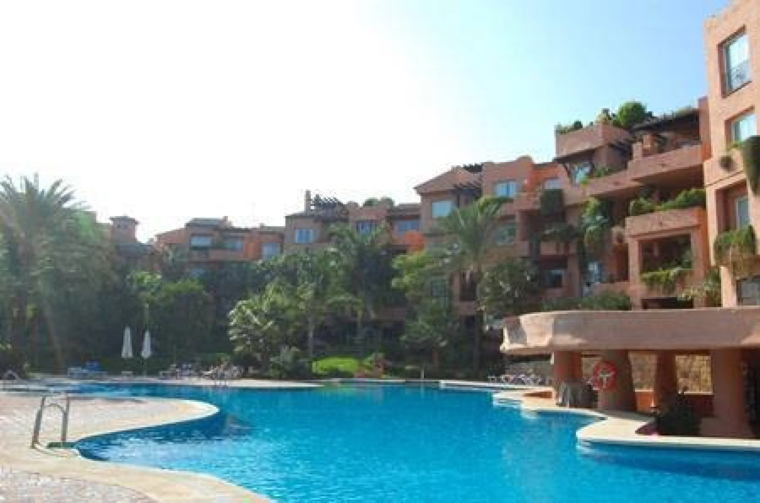 We are delighted to present this fabulous 3 bedroomed South west facing apartment situated on the 3rd floor which is located on the prestigious area of Marbella known as the Golden mile within close proximity to the famous Puente Romano Hotel Resort and w