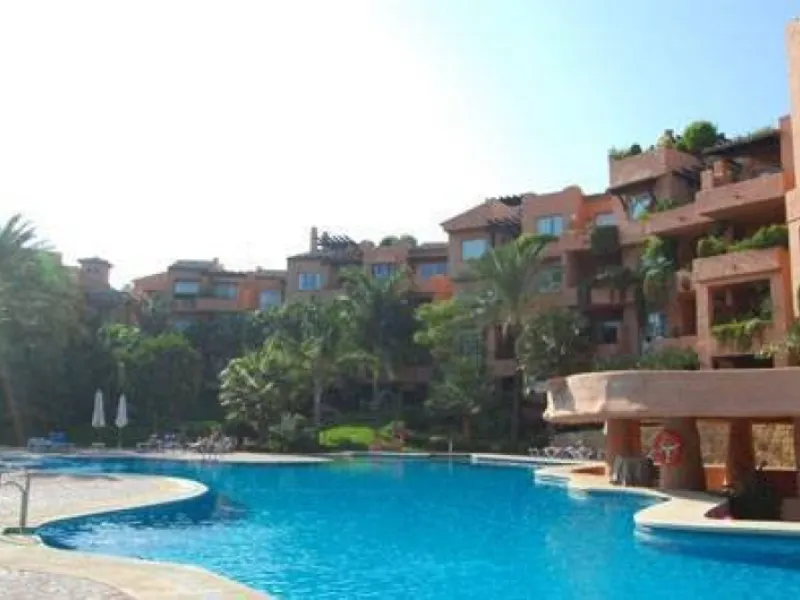 We are delighted to present this fabulous 3 bedroomed South west facing apartment situated on the 3rd floor which is located on the prestigious area of Marbella known as the Golden mile within close proximity to the famous Puente Romano Hotel Resort and w