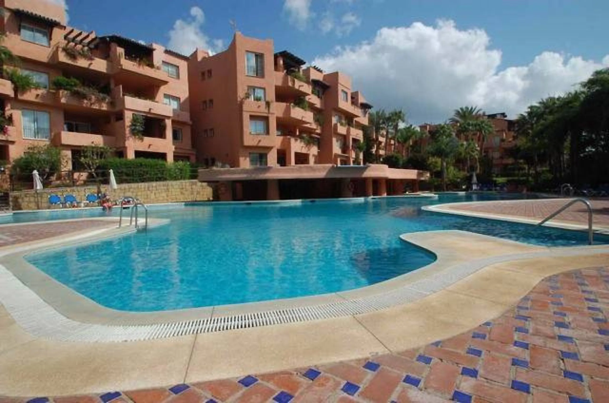 We are delighted to present this fabulous 3 bedroomed South west facing apartment situated on the 3rd floor which is located on the prestigious area of Marbella known as the Golden mile within close proximity to the famous Puente Romano Hotel Resort and w
