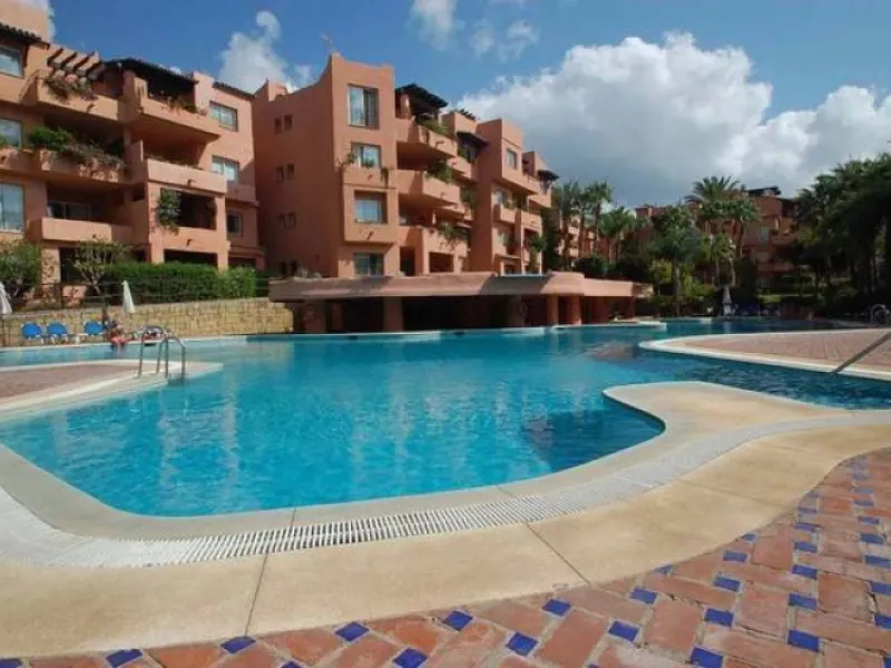 We are delighted to present this fabulous 3 bedroomed South west facing apartment situated on the 3rd floor which is located on the prestigious area of Marbella known as the Golden mile within close proximity to the famous Puente Romano Hotel Resort and w