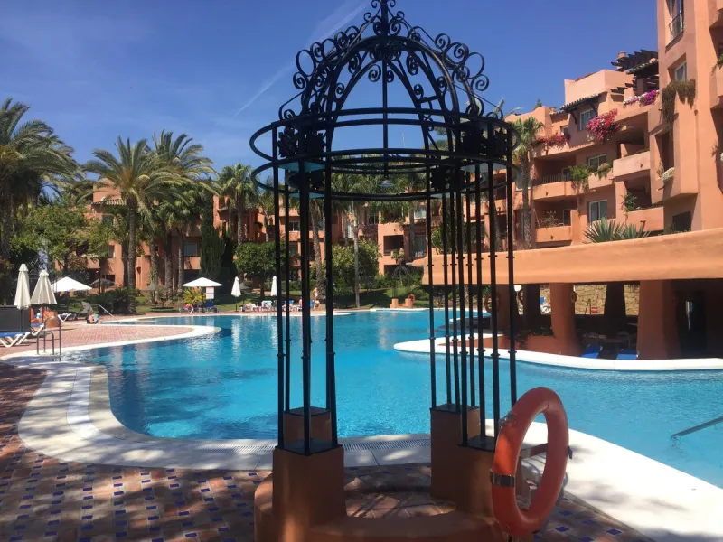 We are delighted to present this fabulous 3 bedroomed South west facing apartment situated on the 3rd floor which is located on the prestigious area of Marbella known as the Golden mile within close proximity to the famous Puente Romano Hotel Resort and w