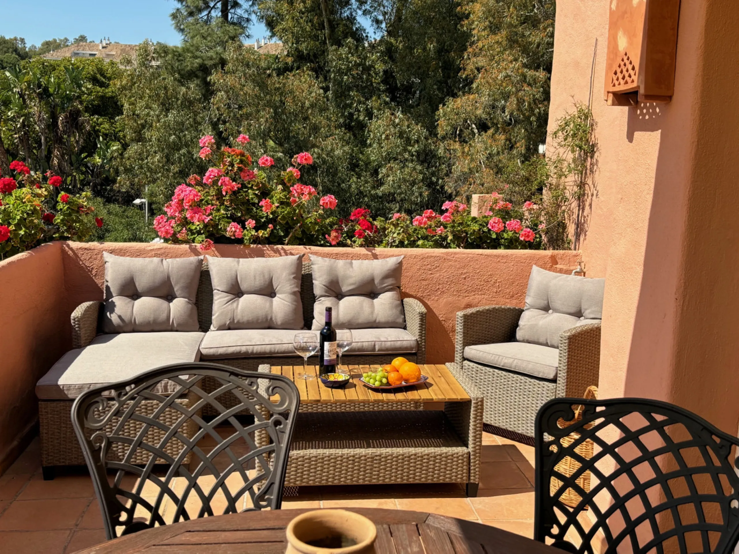 We are delighted to present this fabulous 3 bedroomed South west facing apartment situated on the 3rd floor which is located on the prestigious area of Marbella known as the Golden mile within close proximity to the famous Puente Romano Hotel Resort and w