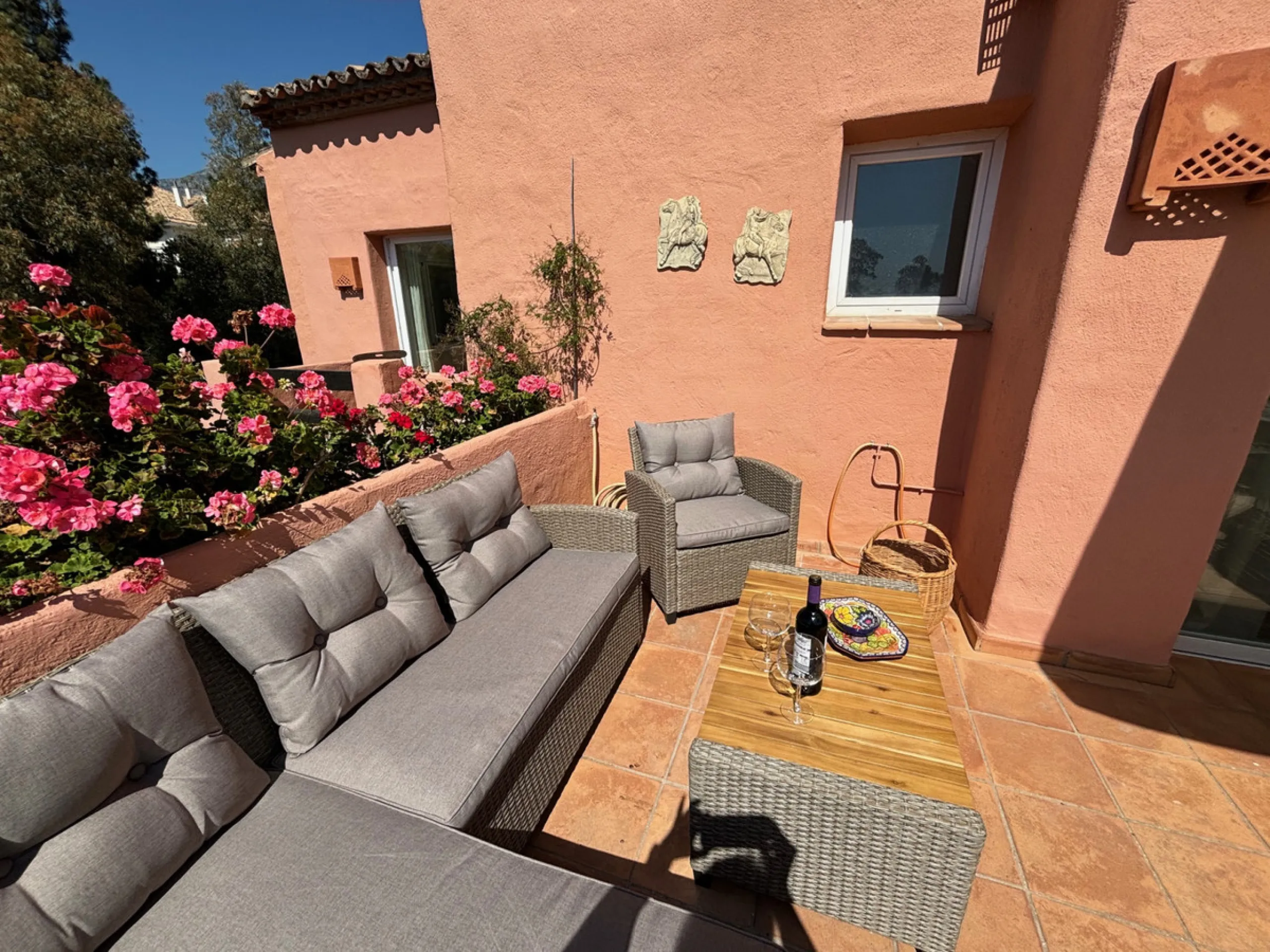 We are delighted to present this fabulous 3 bedroomed South west facing apartment situated on the 3rd floor which is located on the prestigious area of Marbella known as the Golden mile within close proximity to the famous Puente Romano Hotel Resort and w