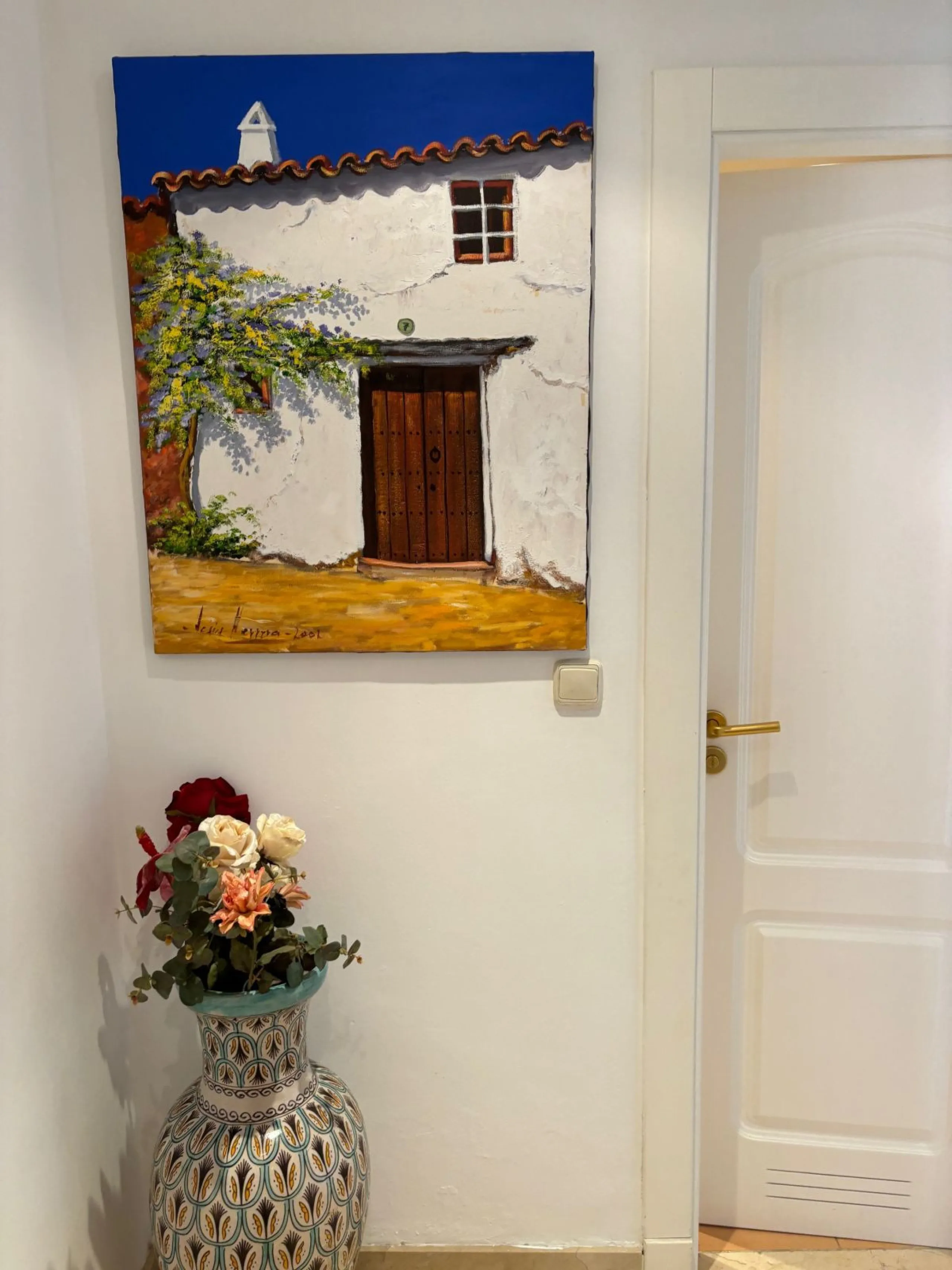 We are delighted to present this fabulous 3 bedroomed South west facing apartment situated on the 3rd floor which is located on the prestigious area of Marbella known as the Golden mile within close proximity to the famous Puente Romano Hotel Resort and w