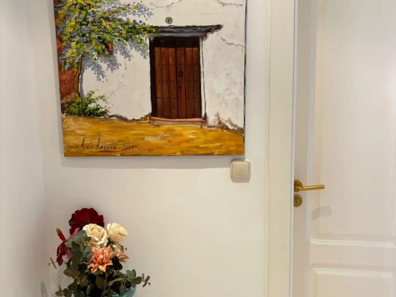 We are delighted to present this fabulous 3 bedroomed South west facing apartment situated on the 3rd floor which is located on the prestigious area of Marbella known as the Golden mile within close proximity to the famous Puente Romano Hotel Resort and w