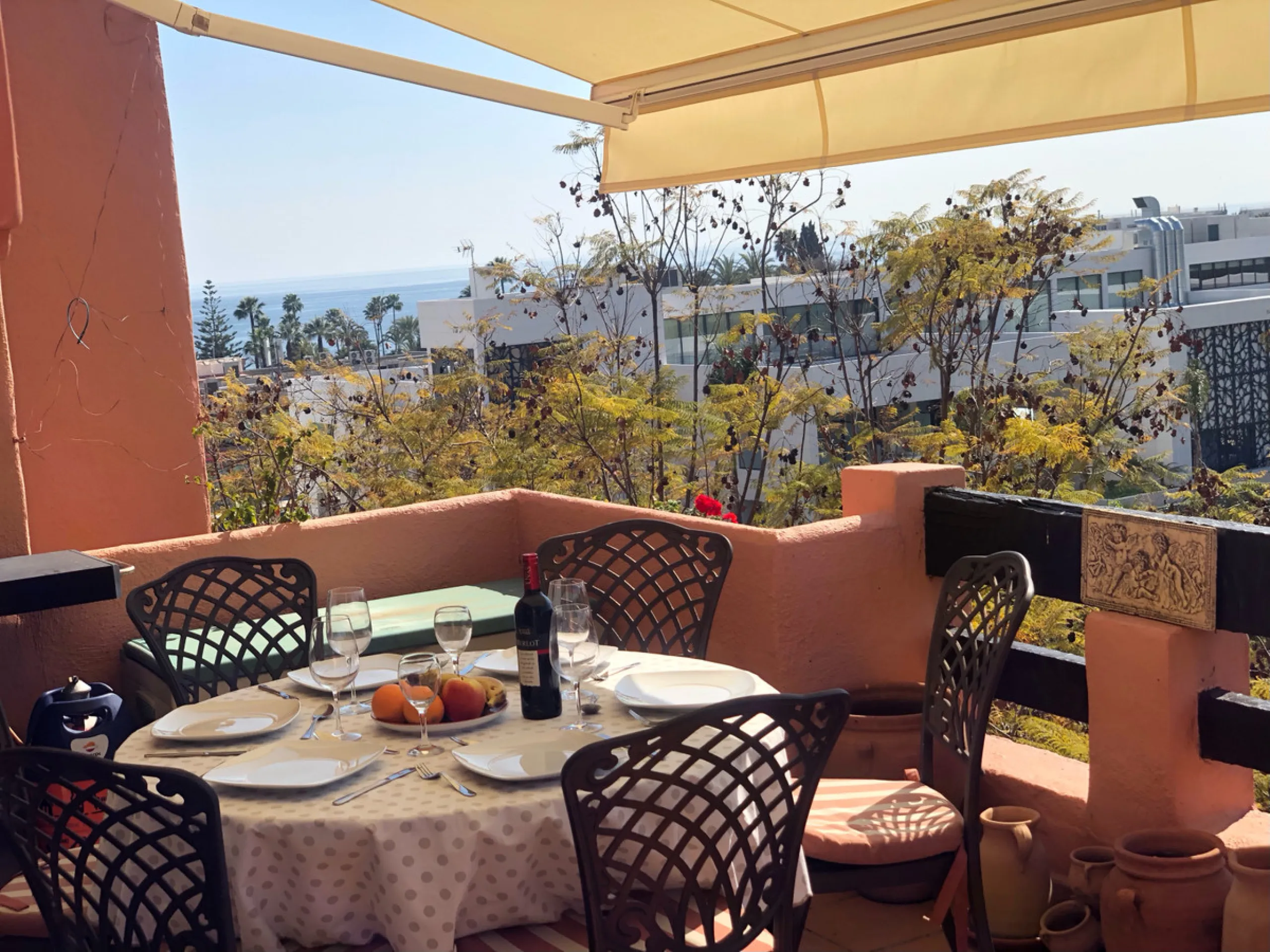 We are delighted to present this fabulous 3 bedroomed South west facing apartment situated on the 3rd floor which is located on the prestigious area of Marbella known as the Golden mile within close proximity to the famous Puente Romano Hotel Resort and w
