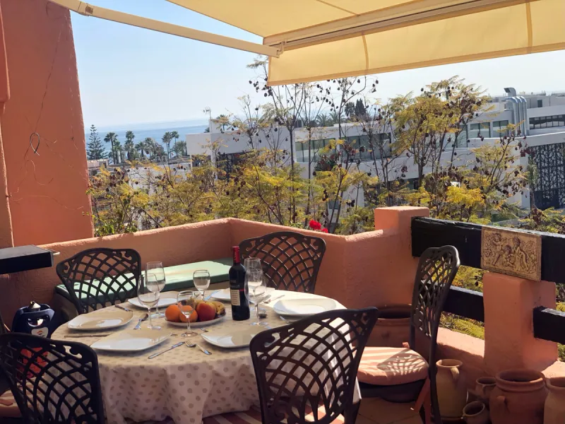 We are delighted to present this fabulous 3 bedroomed South west facing apartment situated on the 3rd floor which is located on the prestigious area of Marbella known as the Golden mile within close proximity to the famous Puente Romano Hotel Resort and w