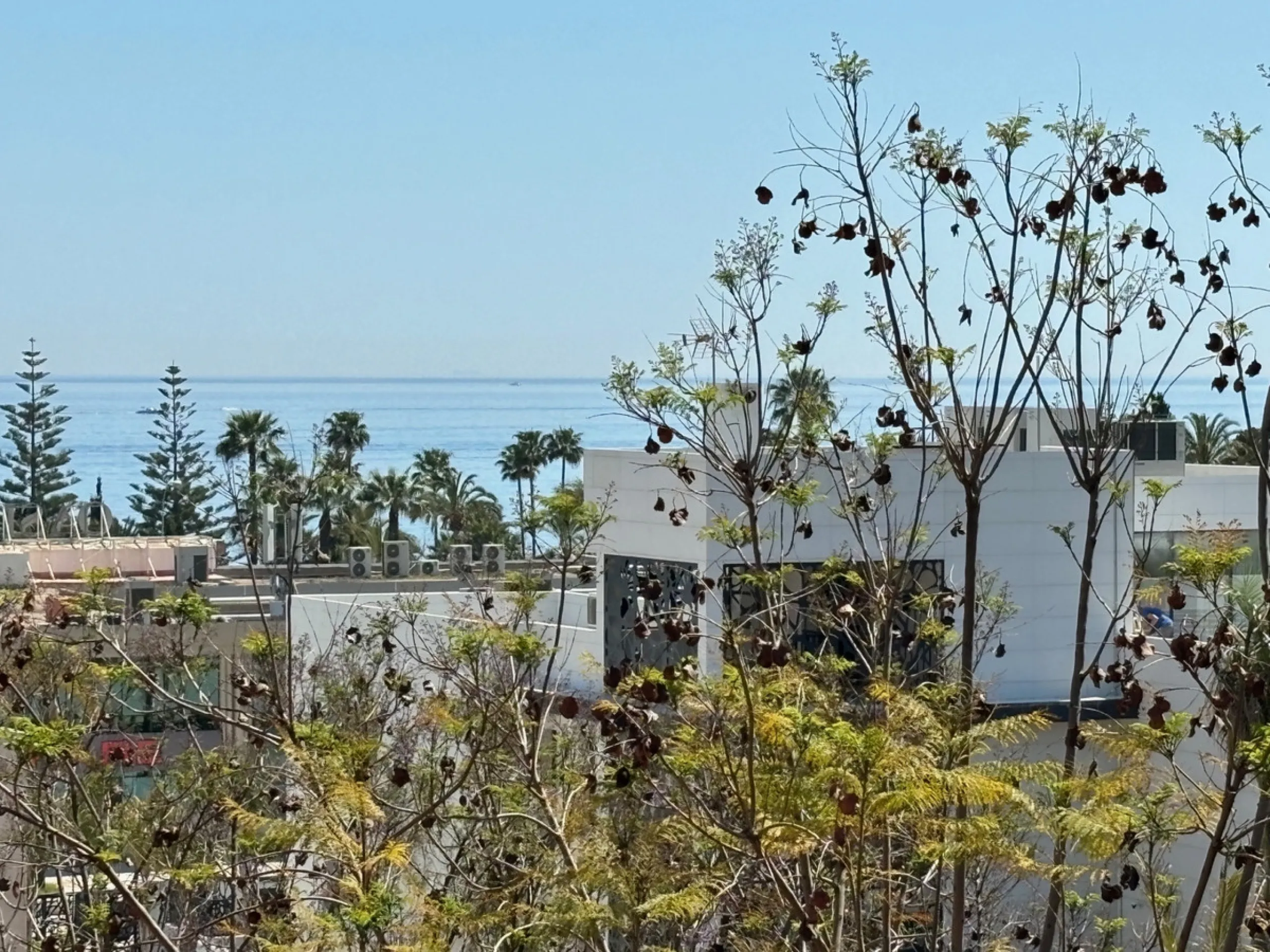 We are delighted to present this fabulous 3 bedroomed South west facing apartment situated on the 3rd floor which is located on the prestigious area of Marbella known as the Golden mile within close proximity to the famous Puente Romano Hotel Resort and w