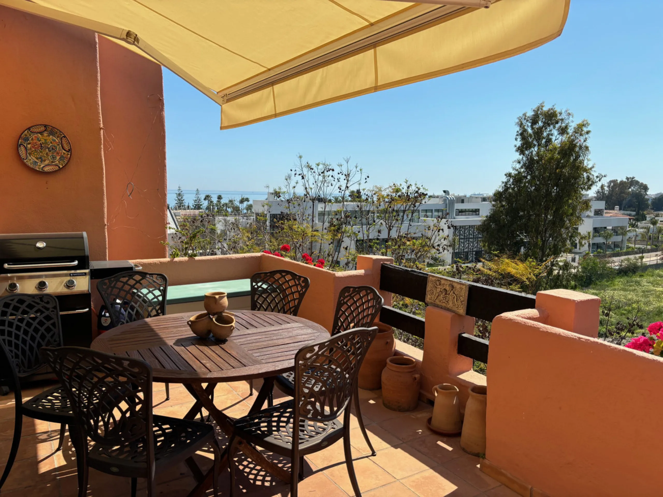 We are delighted to present this fabulous 3 bedroomed South west facing apartment situated on the 3rd floor which is located on the prestigious area of Marbella known as the Golden mile within close proximity to the famous Puente Romano Hotel Resort and w