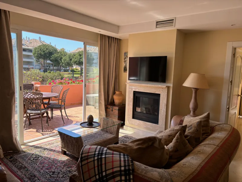 We are delighted to present this fabulous 3 bedroomed South west facing apartment situated on the 3rd floor which is located on the prestigious area of Marbella known as the Golden mile within close proximity to the famous Puente Romano Hotel Resort and w