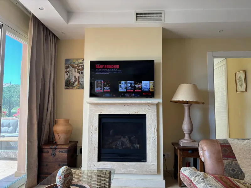 We are delighted to present this fabulous 3 bedroomed South west facing apartment situated on the 3rd floor which is located on the prestigious area of Marbella known as the Golden mile within close proximity to the famous Puente Romano Hotel Resort and w