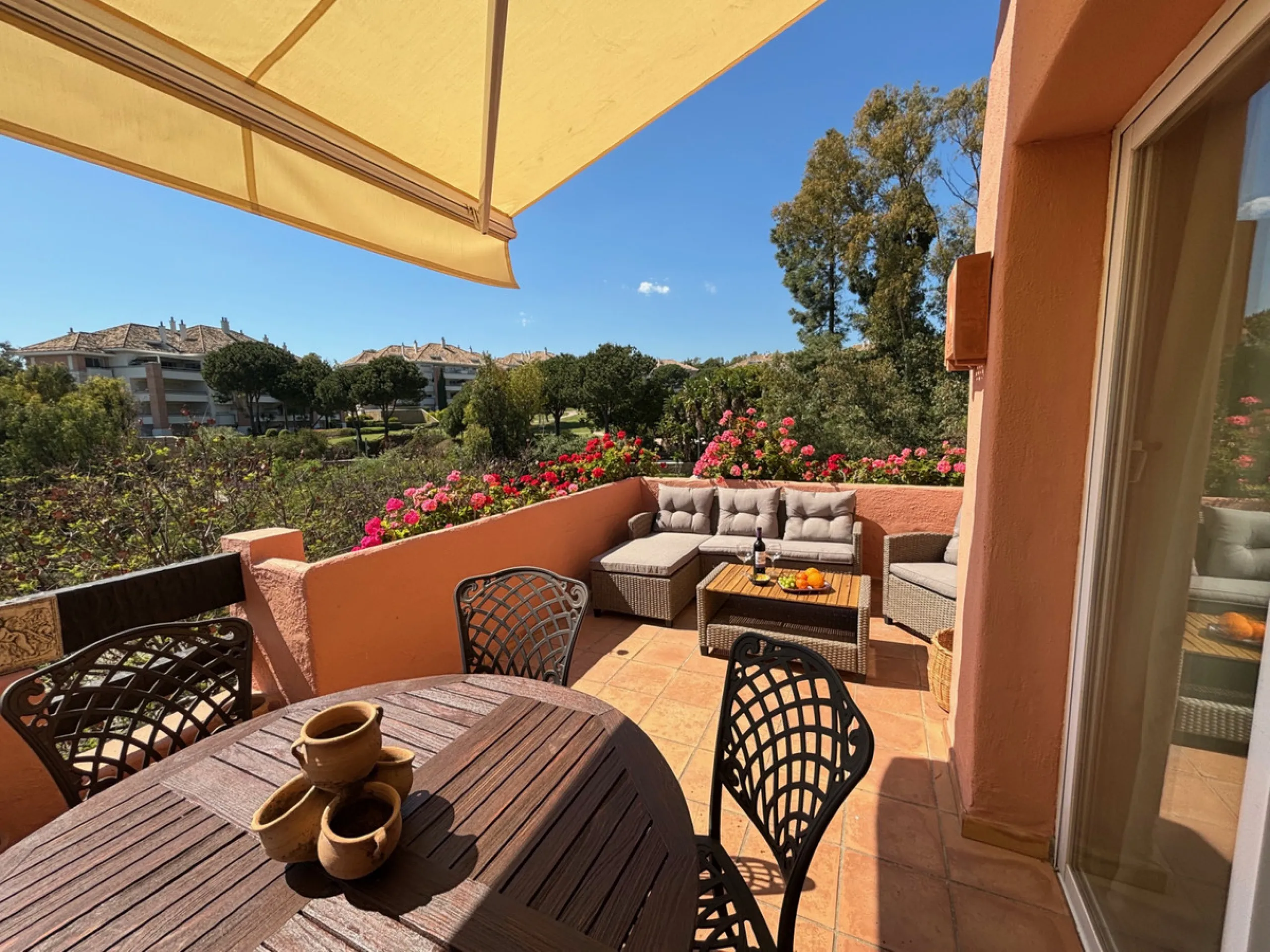We are delighted to present this fabulous 3 bedroomed South west facing apartment situated on the 3rd floor which is located on the prestigious area of Marbella known as the Golden mile within close proximity to the famous Puente Romano Hotel Resort and w