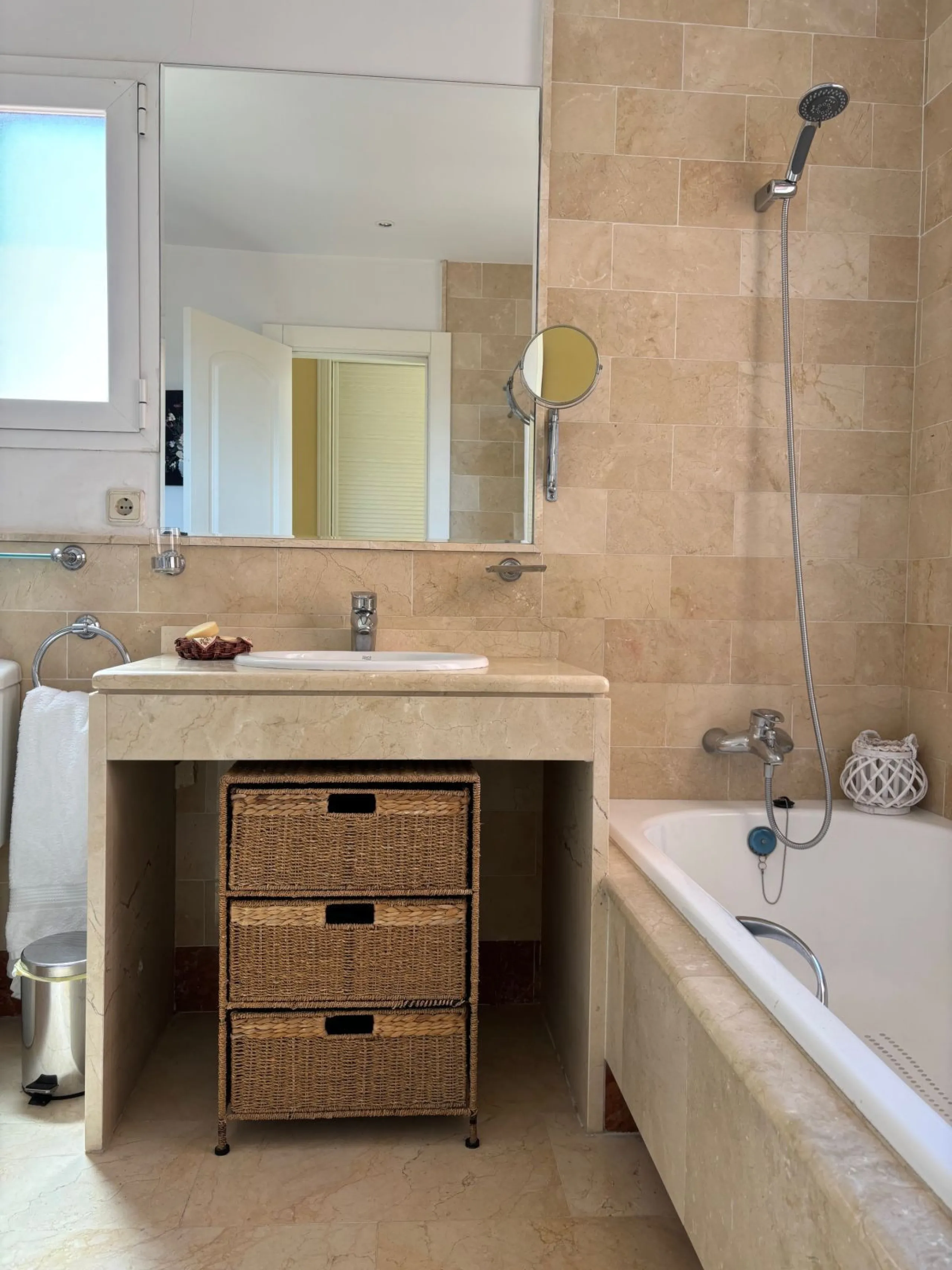 We are delighted to present this fabulous 3 bedroomed South west facing apartment situated on the 3rd floor which is located on the prestigious area of Marbella known as the Golden mile within close proximity to the famous Puente Romano Hotel Resort and w