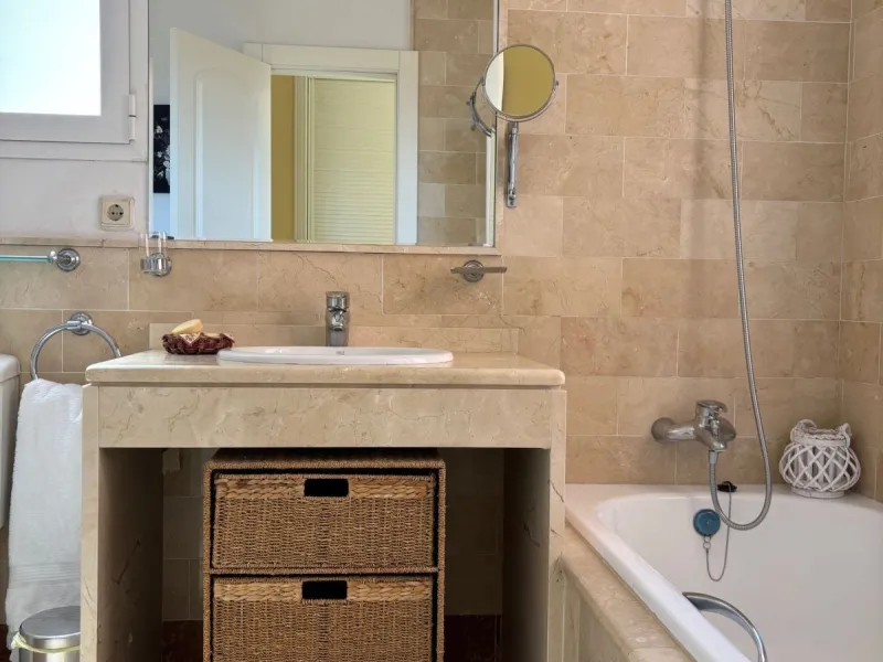 We are delighted to present this fabulous 3 bedroomed South west facing apartment situated on the 3rd floor which is located on the prestigious area of Marbella known as the Golden mile within close proximity to the famous Puente Romano Hotel Resort and w