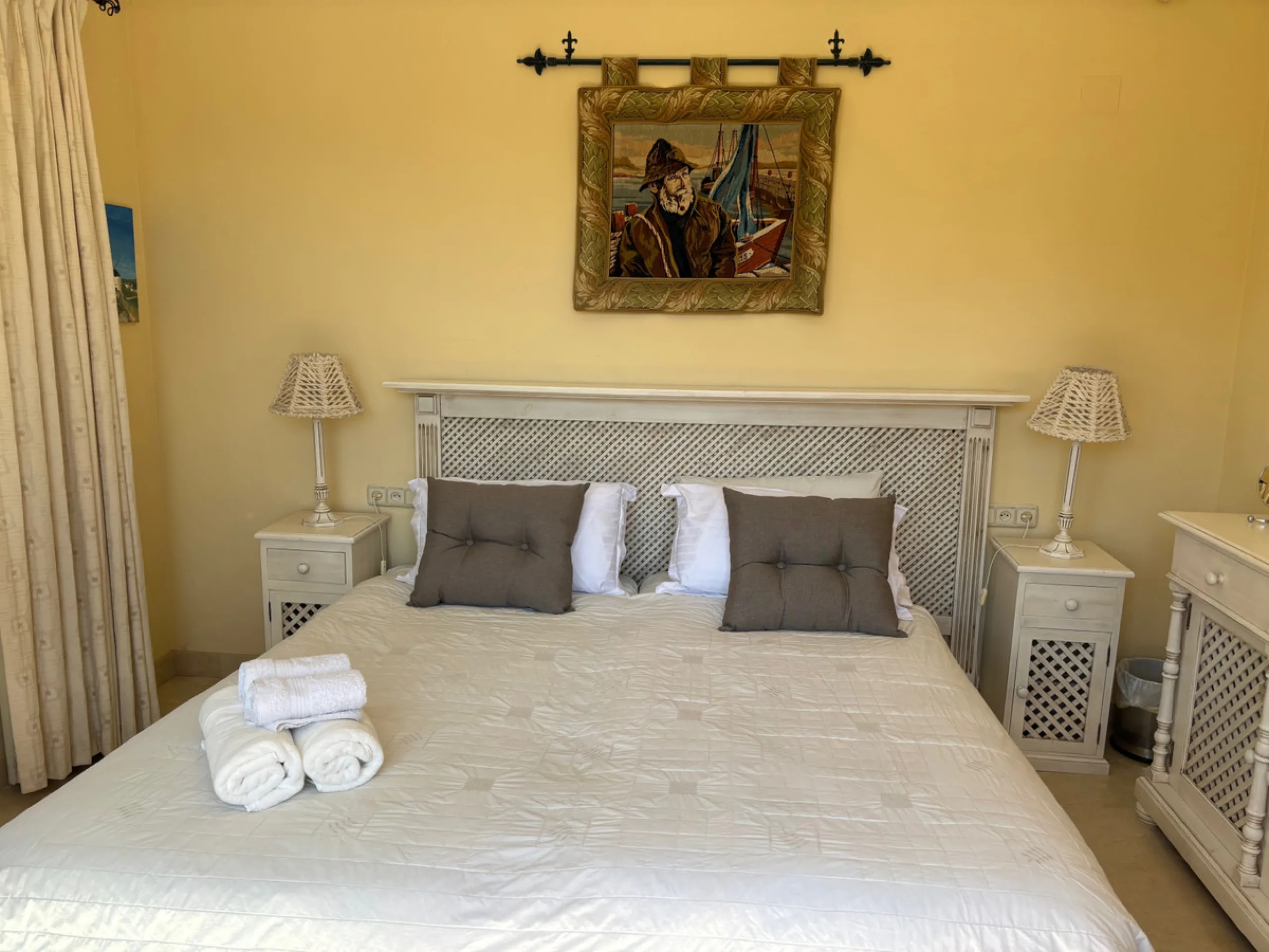 We are delighted to present this fabulous 3 bedroomed South west facing apartment situated on the 3rd floor which is located on the prestigious area of Marbella known as the Golden mile within close proximity to the famous Puente Romano Hotel Resort and w