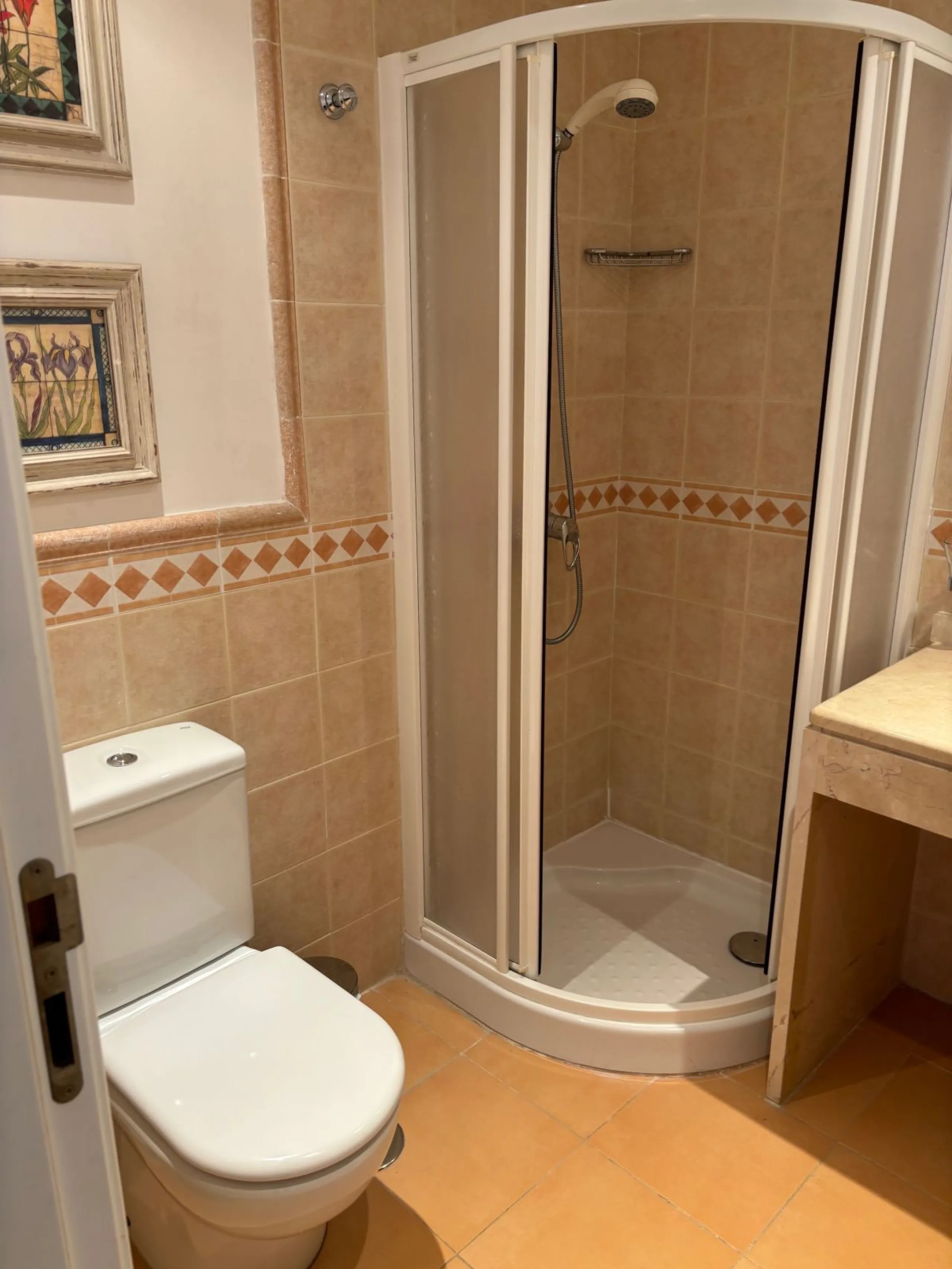 We are delighted to present this fabulous 3 bedroomed South west facing apartment situated on the 3rd floor which is located on the prestigious area of Marbella known as the Golden mile within close proximity to the famous Puente Romano Hotel Resort and w