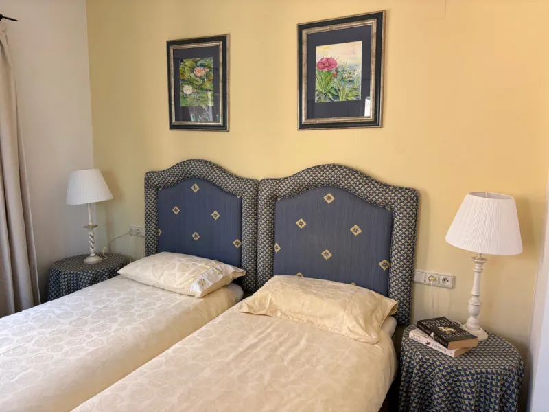 We are delighted to present this fabulous 3 bedroomed South west facing apartment situated on the 3rd floor which is located on the prestigious area of Marbella known as the Golden mile within close proximity to the famous Puente Romano Hotel Resort and w
