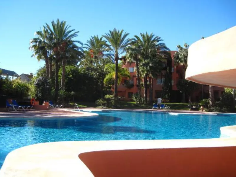 We are delighted to present this fabulous 3 bedroomed South west facing apartment situated on the 3rd floor which is located on the prestigious area of Marbella known as the Golden mile within close proximity to the famous Puente Romano Hotel Resort and w
