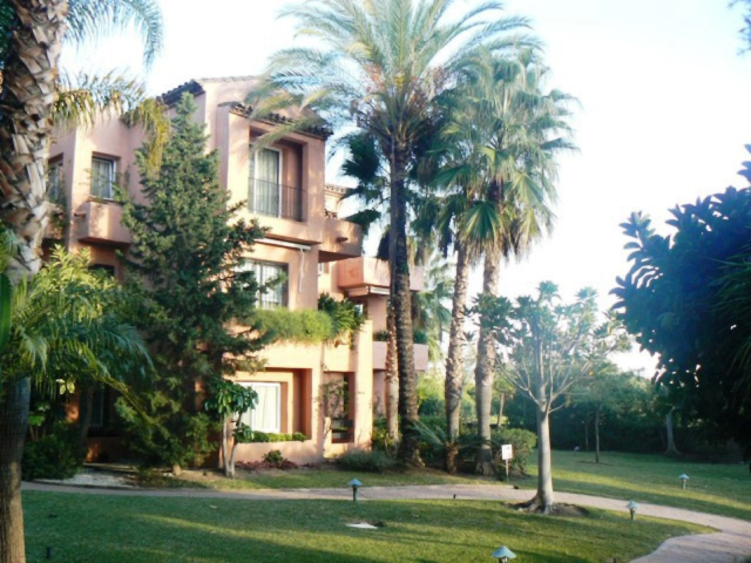 We are delighted to present this fabulous 3 bedroomed South west facing apartment situated on the 3rd floor which is located on the prestigious area of Marbella known as the Golden mile within close proximity to the famous Puente Romano Hotel Resort and w
