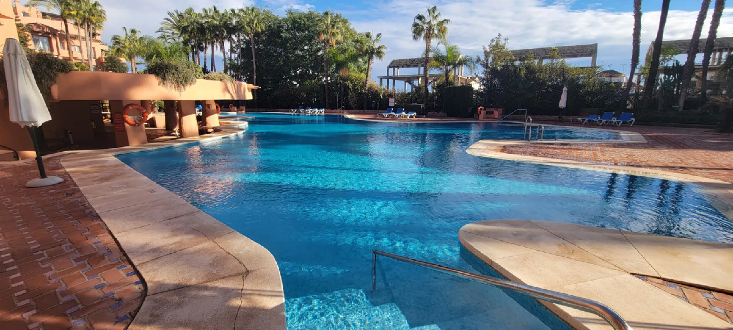 We are delighted to present this fabulous 3 bedroomed South west facing apartment situated on the 3rd floor which is located on the prestigious area of Marbella known as the Golden mile within close proximity to the famous Puente Romano Hotel Resort and w