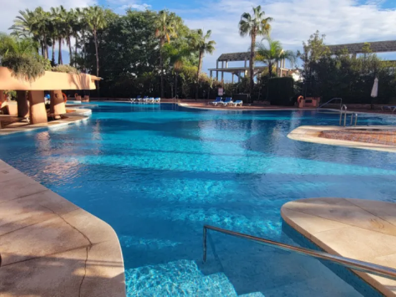 We are delighted to present this fabulous 3 bedroomed South west facing apartment situated on the 3rd floor which is located on the prestigious area of Marbella known as the Golden mile within close proximity to the famous Puente Romano Hotel Resort and w