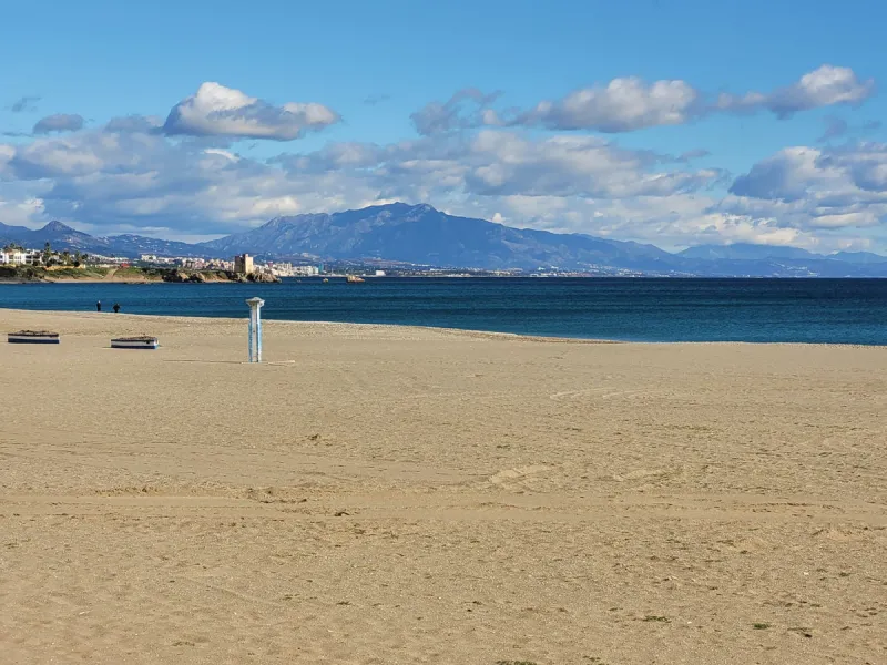 We are delighted to present this fabulous 3 bedroomed South west facing apartment situated on the 3rd floor which is located on the prestigious area of Marbella known as the Golden mile within close proximity to the famous Puente Romano Hotel Resort and w